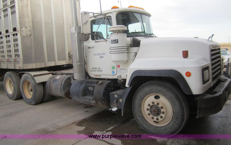 image for item 6421 2000 Mack RD688S semi truck