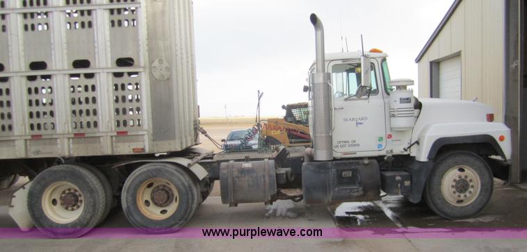 image for item 6421 2000 Mack RD688S semi truck