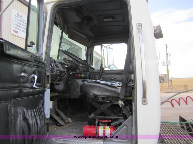 image for item 6421 2000 Mack RD688S semi truck