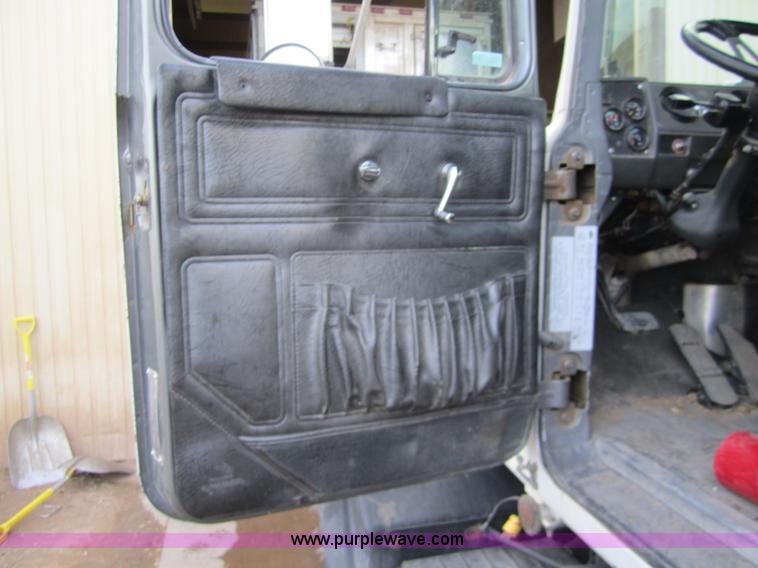 image for item 6421 2000 Mack RD688S semi truck