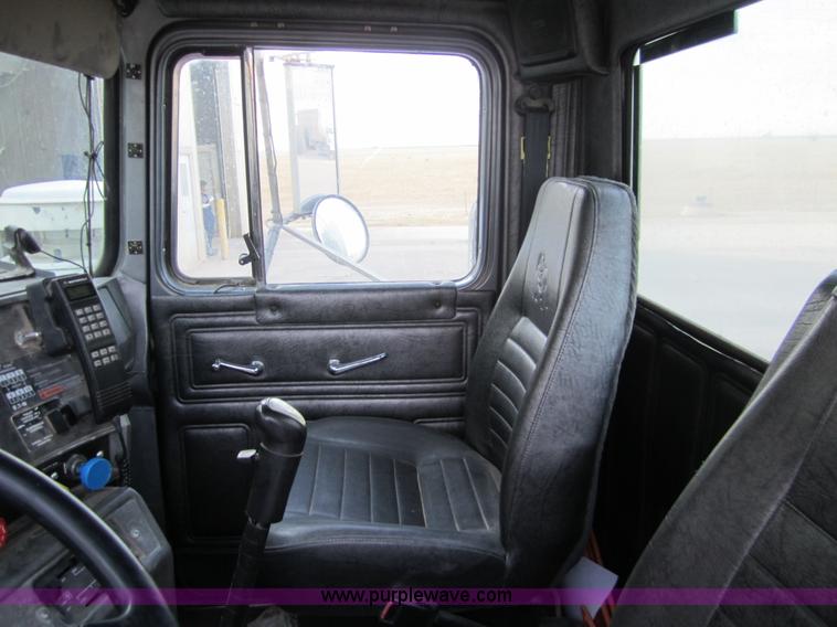 image for item 6421 2000 Mack RD688S semi truck