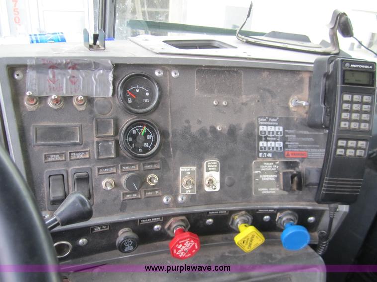 image for item 6421 2000 Mack RD688S semi truck