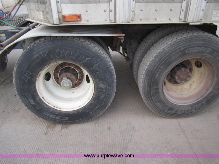 image for item 6421 2000 Mack RD688S semi truck