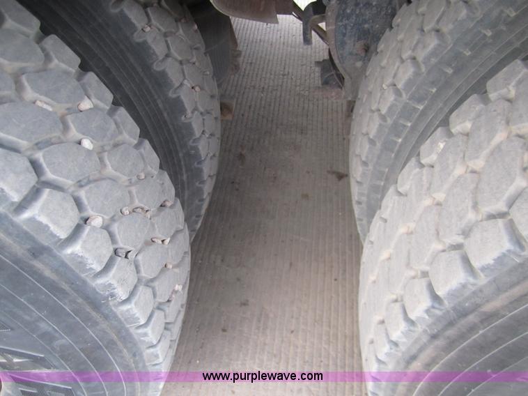 image for item 6421 2000 Mack RD688S semi truck