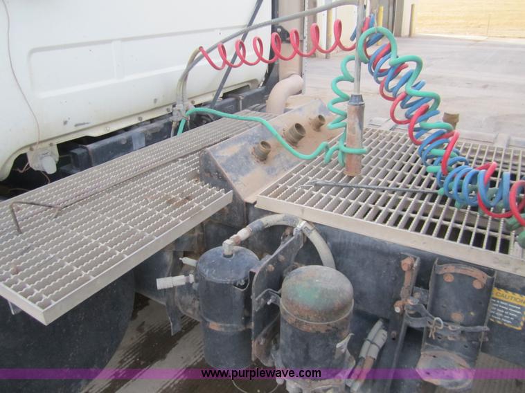 image for item 6421 2000 Mack RD688S semi truck