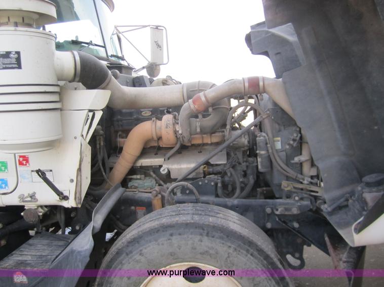 image for item 6421 2000 Mack RD688S semi truck