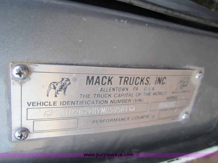 image for item 6421 2000 Mack RD688S semi truck