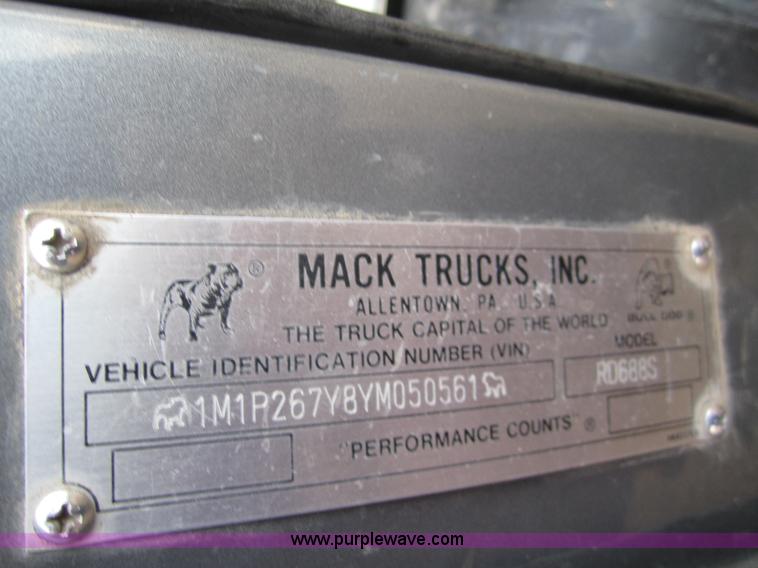 image for item 6421 2000 Mack RD688S semi truck