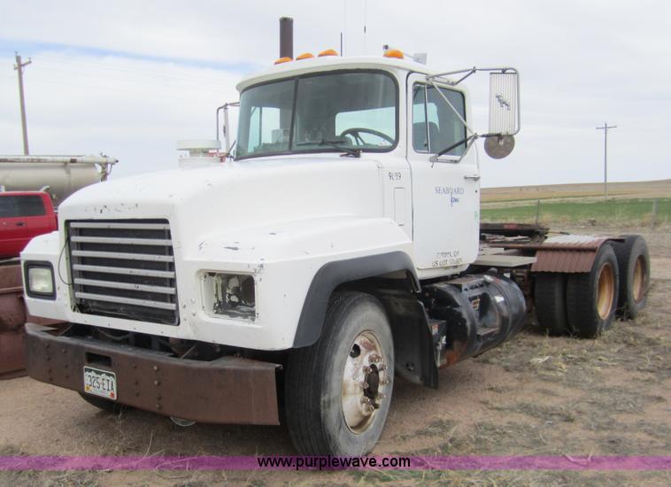 image for item 6425 2000 Mack RD688S semi truck