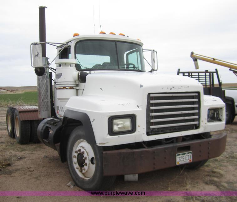 image for item 6425 2000 Mack RD688S semi truck