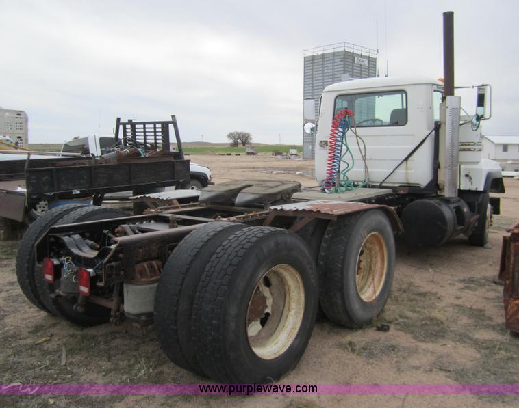 image for item 6425 2000 Mack RD688S semi truck