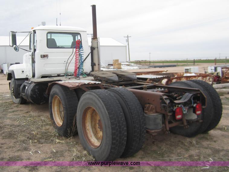 image for item 6425 2000 Mack RD688S semi truck