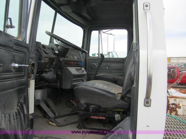 image for item 6425 2000 Mack RD688S semi truck