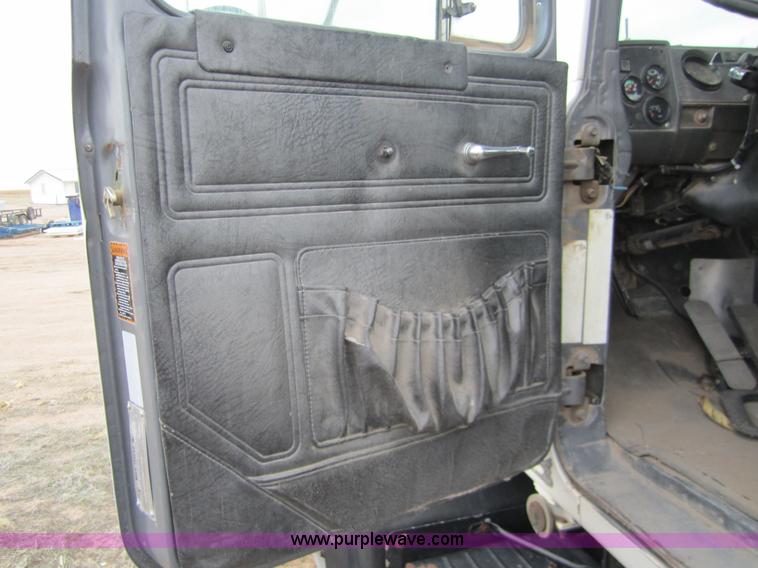 image for item 6425 2000 Mack RD688S semi truck