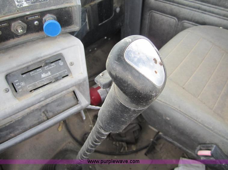 image for item 6425 2000 Mack RD688S semi truck