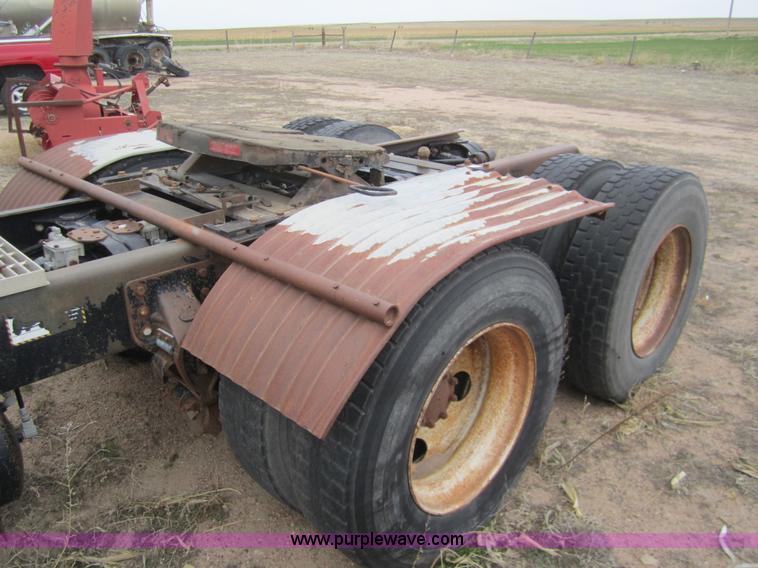 image for item 6425 2000 Mack RD688S semi truck