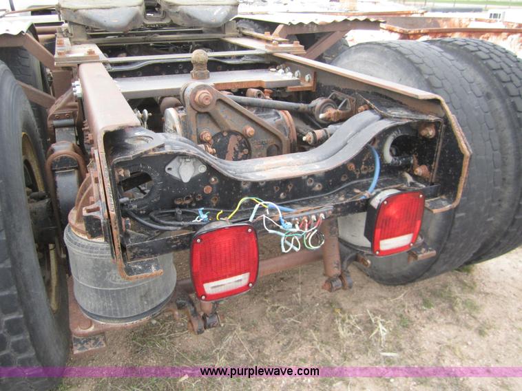 image for item 6425 2000 Mack RD688S semi truck