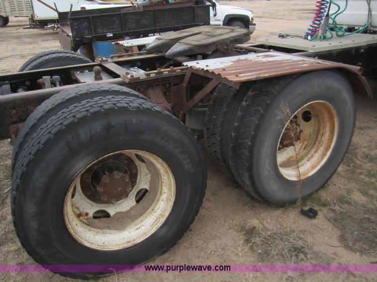 image for item 6425 2000 Mack RD688S semi truck