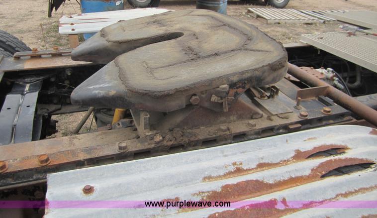 image for item 6425 2000 Mack RD688S semi truck