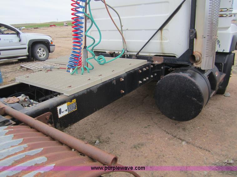 image for item 6425 2000 Mack RD688S semi truck