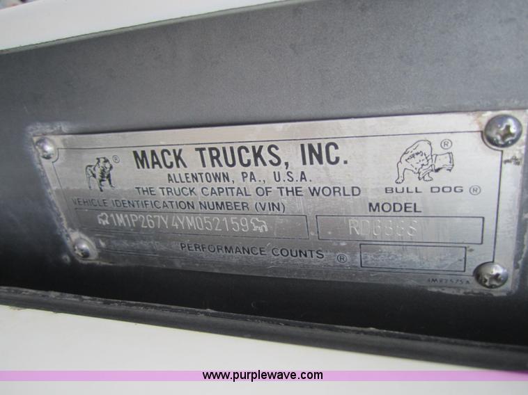 image for item 6425 2000 Mack RD688S semi truck