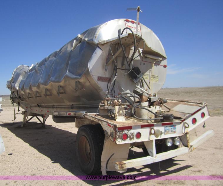 image for item 6470 2005 Pinson feed trailer