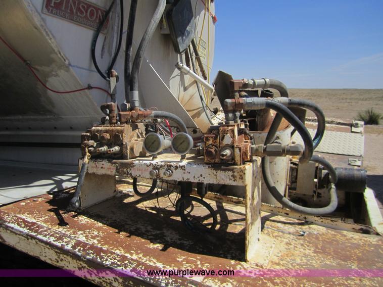 image for item 6470 2005 Pinson feed trailer