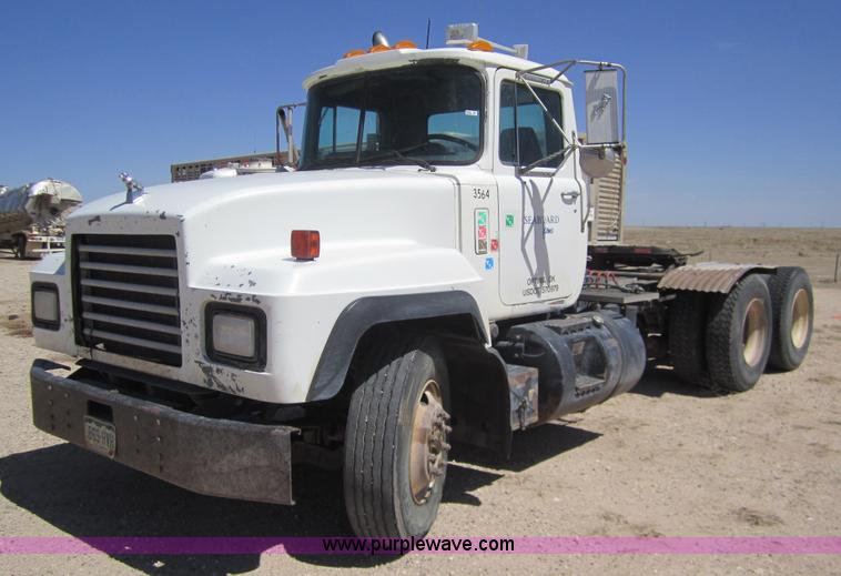 image for item 6472 2000 Mack RD688S semi truck
