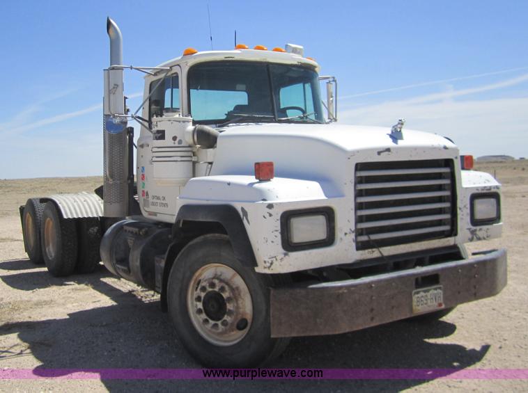 image for item 6472 2000 Mack RD688S semi truck
