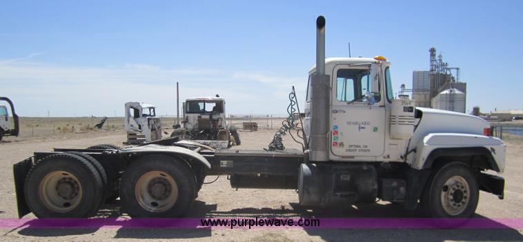 image for item 6472 2000 Mack RD688S semi truck