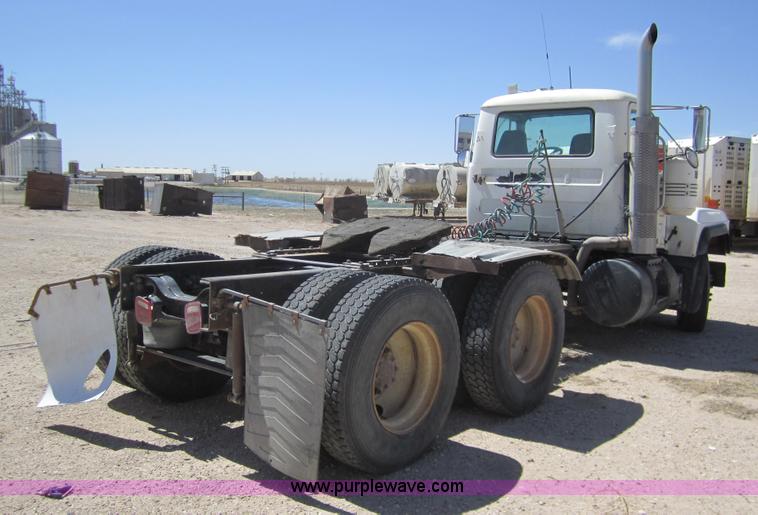 image for item 6472 2000 Mack RD688S semi truck