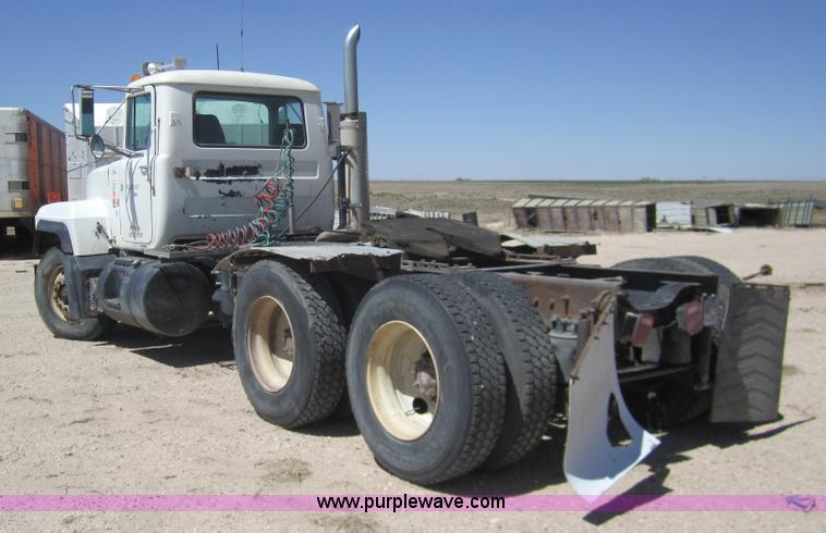 image for item 6472 2000 Mack RD688S semi truck