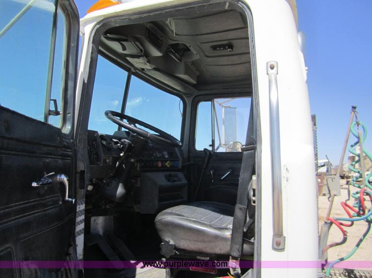 image for item 6472 2000 Mack RD688S semi truck