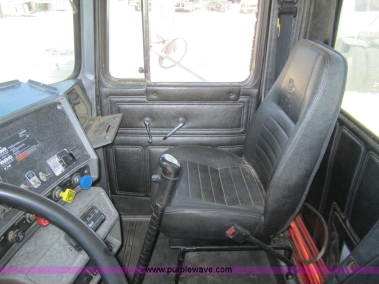 image for item 6472 2000 Mack RD688S semi truck