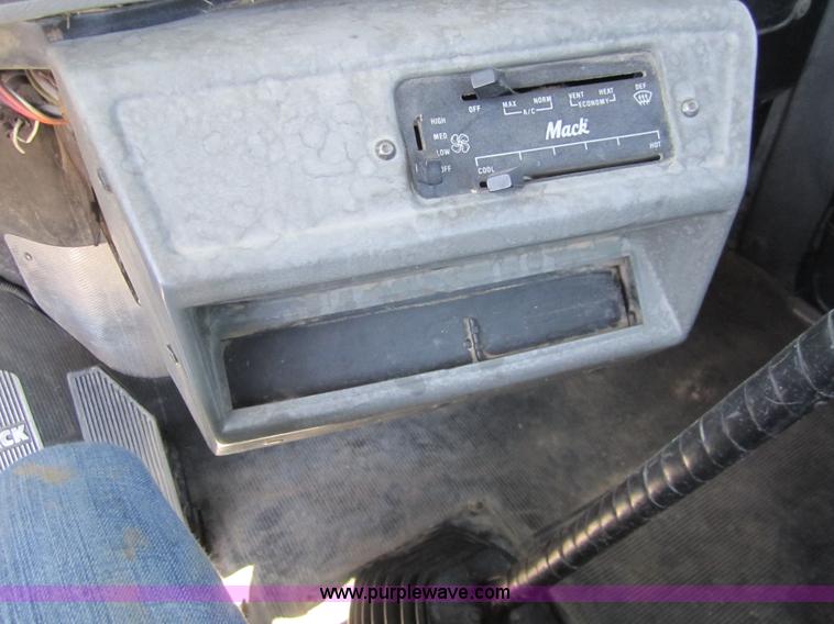 image for item 6472 2000 Mack RD688S semi truck