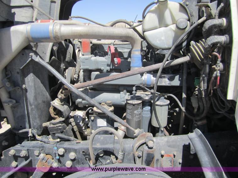 image for item 6472 2000 Mack RD688S semi truck