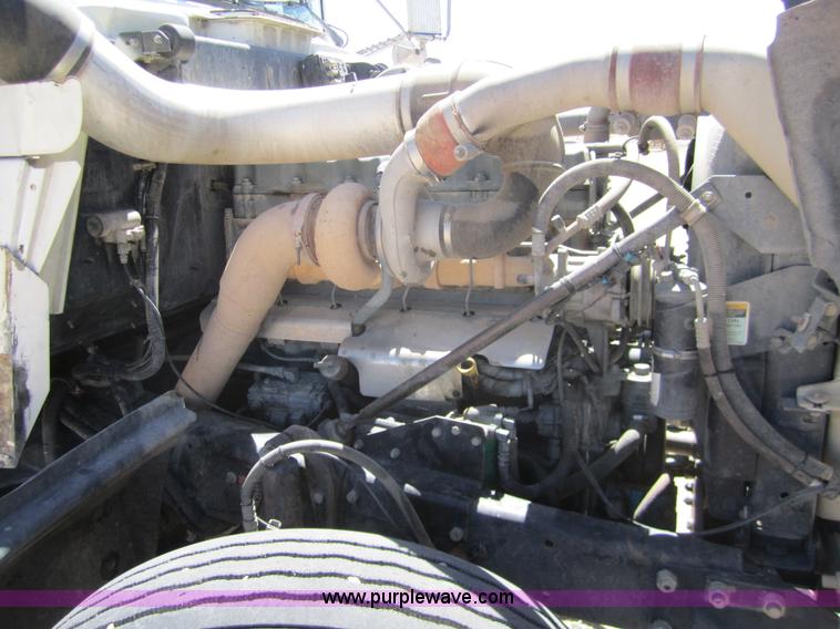 image for item 6472 2000 Mack RD688S semi truck