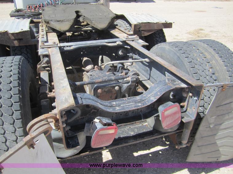 image for item 6472 2000 Mack RD688S semi truck