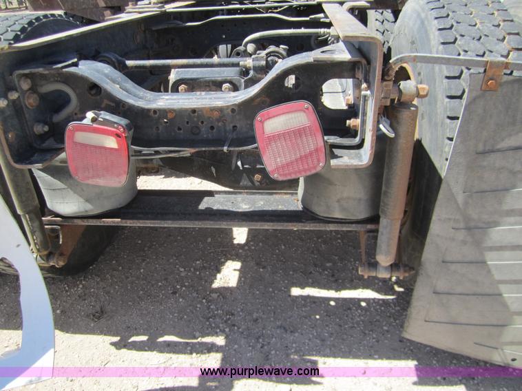 image for item 6472 2000 Mack RD688S semi truck