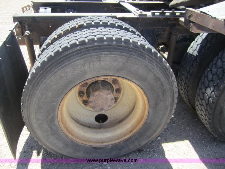 image for item 6472 2000 Mack RD688S semi truck