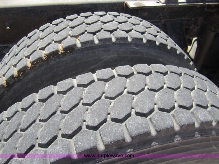 image for item 6472 2000 Mack RD688S semi truck