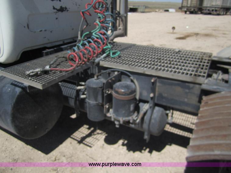 image for item 6472 2000 Mack RD688S semi truck