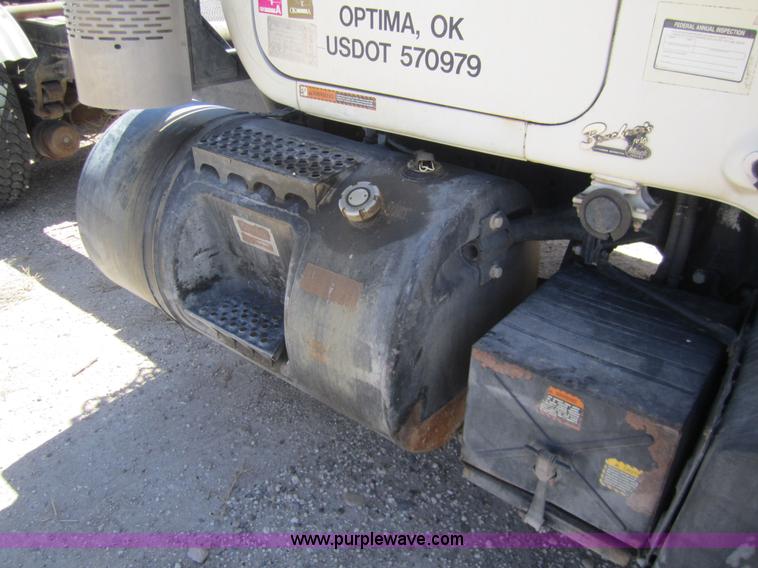 image for item 6472 2000 Mack RD688S semi truck