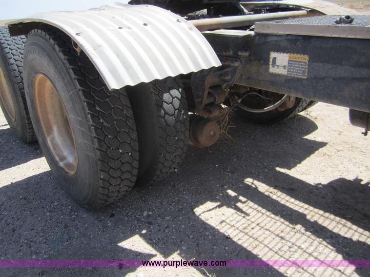 image for item 6472 2000 Mack RD688S semi truck