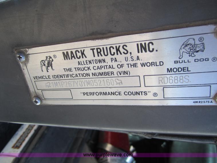 image for item 6472 2000 Mack RD688S semi truck