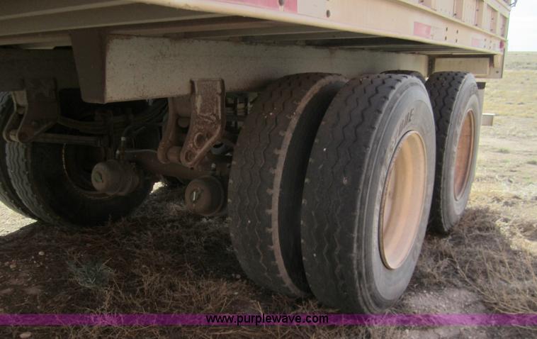 image for item 6481 1995 Barrett 53' straight deck hog trailer