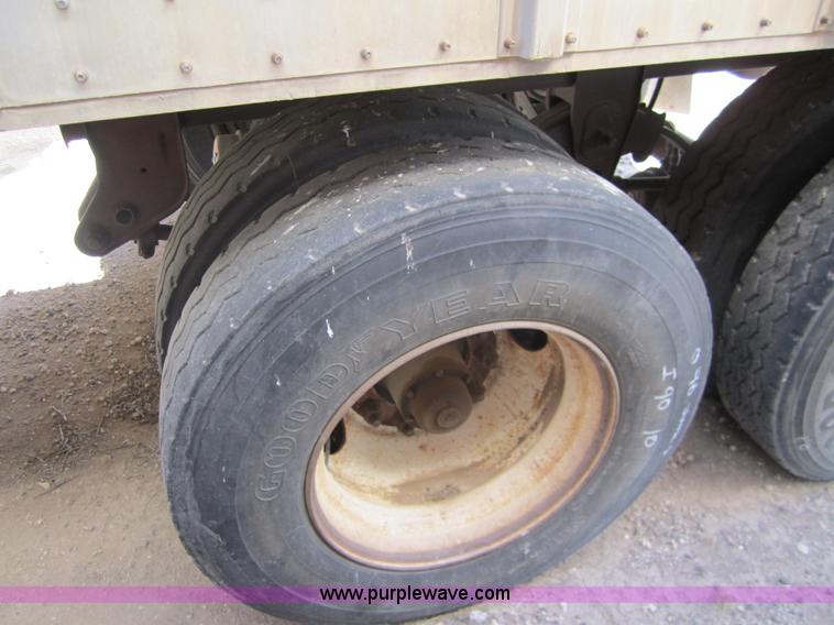 image for item 6483 1997 Merritt 53' straight deck hog trailer