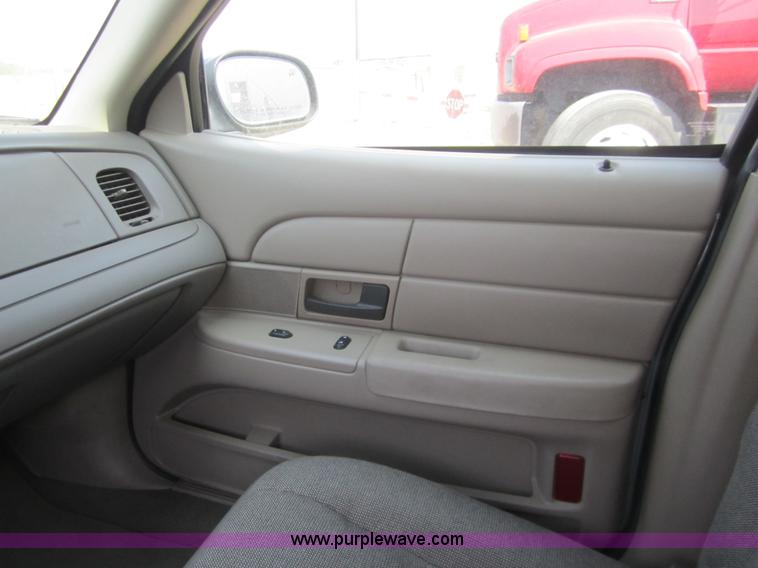 image for item 2965 2005 Ford Crown Victoria Police Interceptor