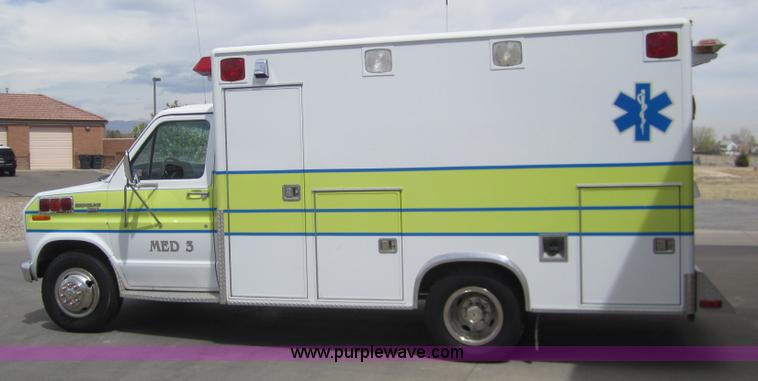 image for item 2974 1990 Ford E350 ambulance