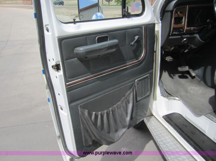 image for item 2974 1990 Ford E350 ambulance